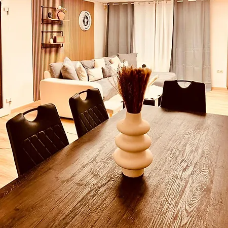 Luxe Living: Opulent Elegance Unleashed Apartman *