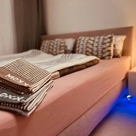 Luxe Living: Opulent Elegance Unleashed Apartman *