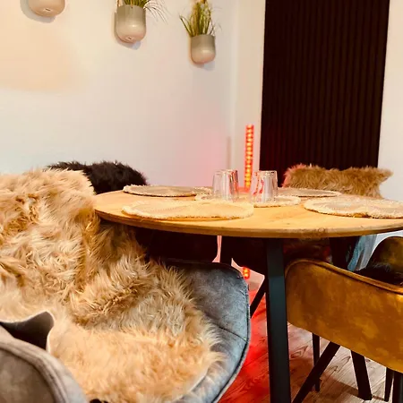 Luxe Living: Opulent Elegance Unleashed Apartman Köln